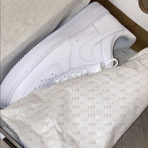 White nike shoes